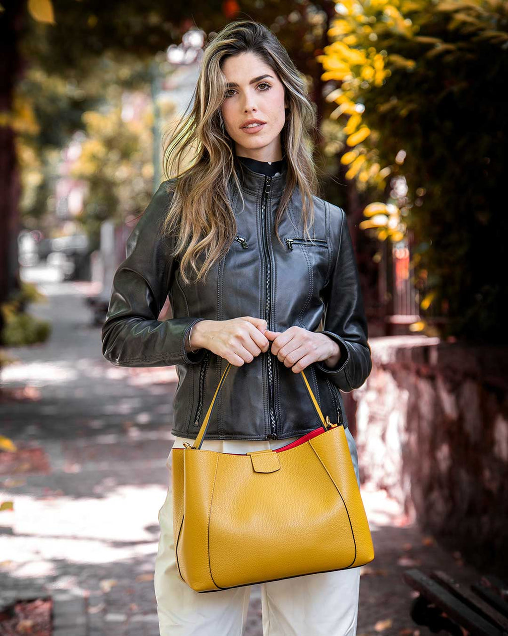 MARGOT Borsa a spalla in vera pelle martellata colore senape con tracolla