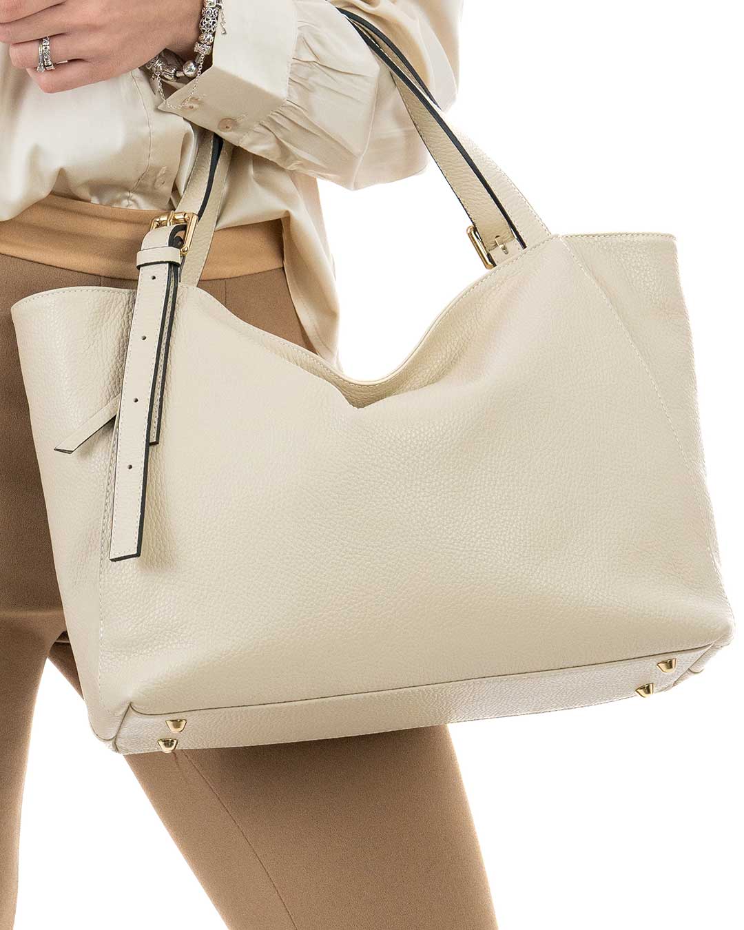 Borsa a spalla in vera pelle martellata colore beige con manici regolabili