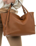 MELISSA Borsa a spalla in vera pelle martellata colore cuoio con manici regolabili