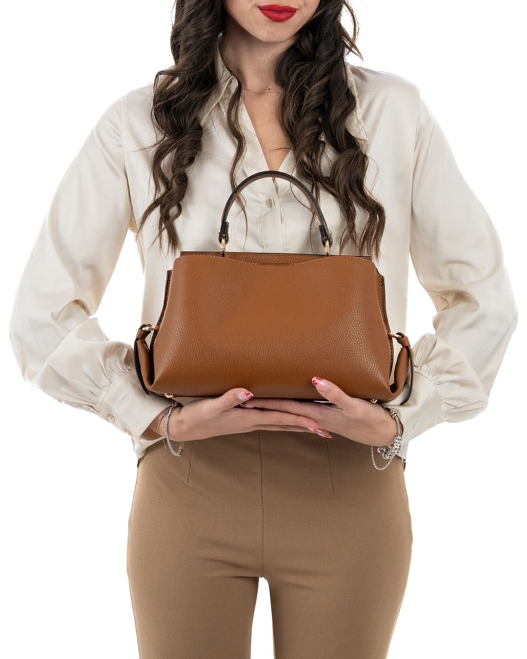 AURA Borsa a mano in vera pelle martellata colore cuoio con tracolla