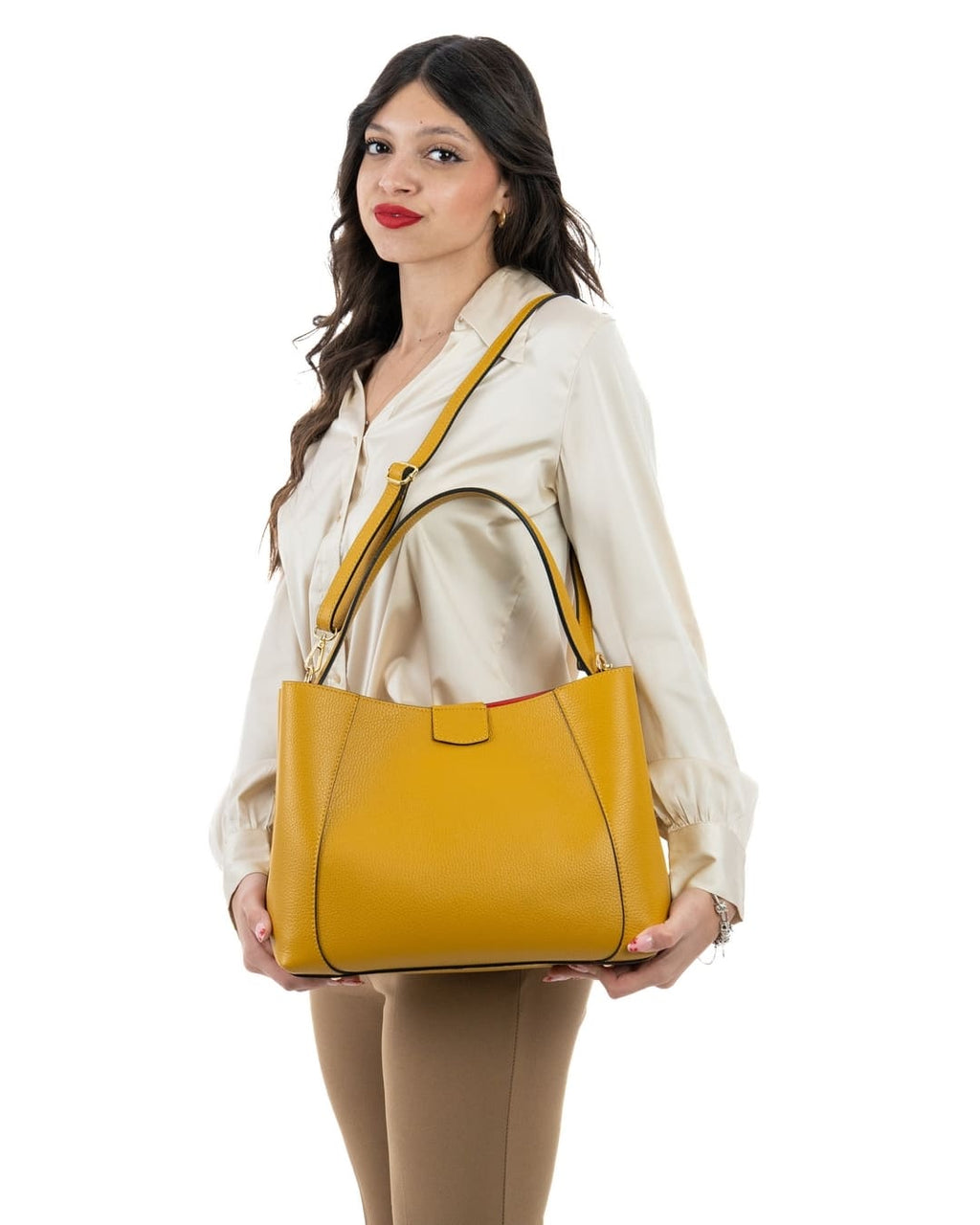 MARGOT Borsa a spalla in vera pelle martellata colore senape con tracolla